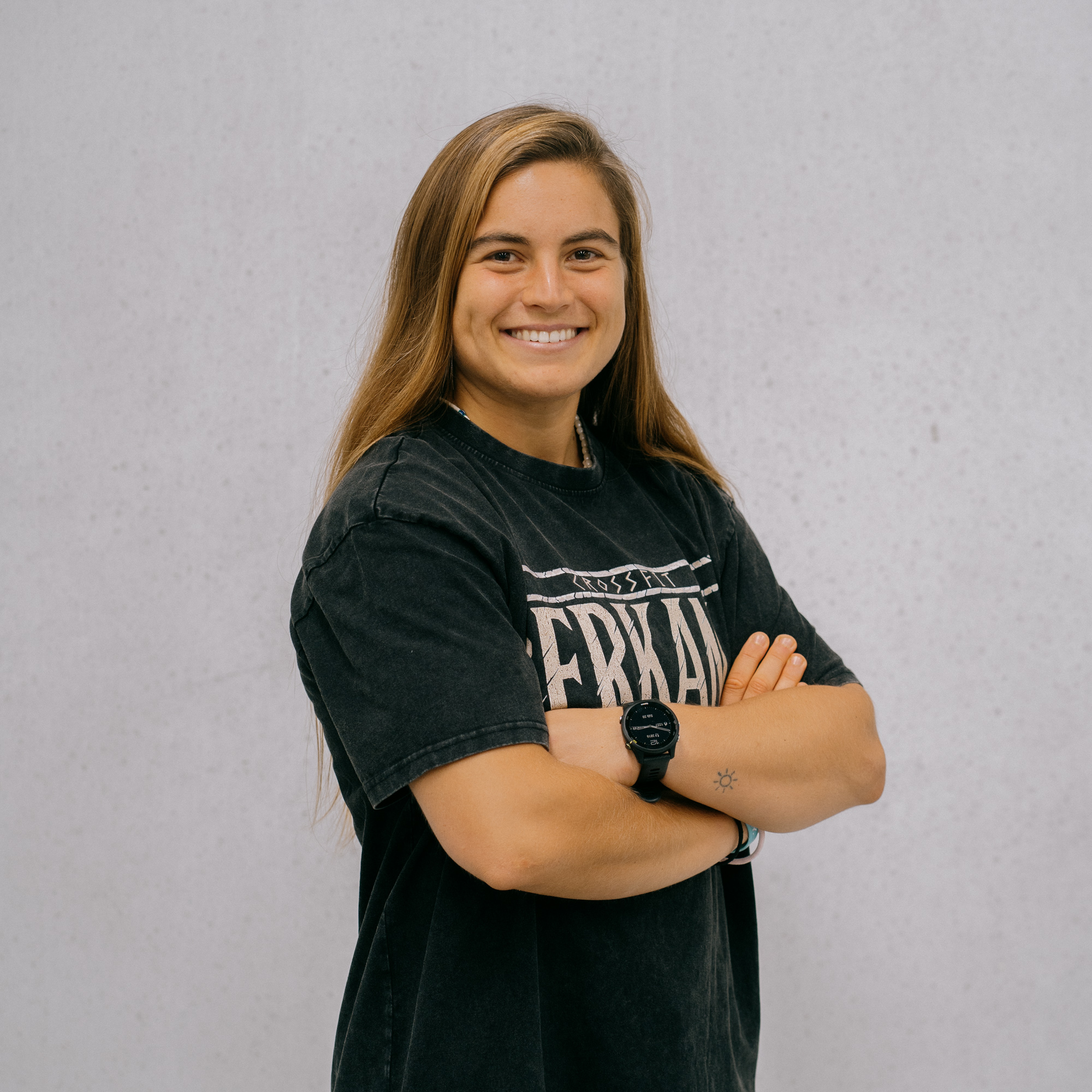 Valeria Gómez, coach y fisioterapeuta en CrossFit Berkana, uniendo salud y entrenamiento funcional para una práctica segura de CrossFit.