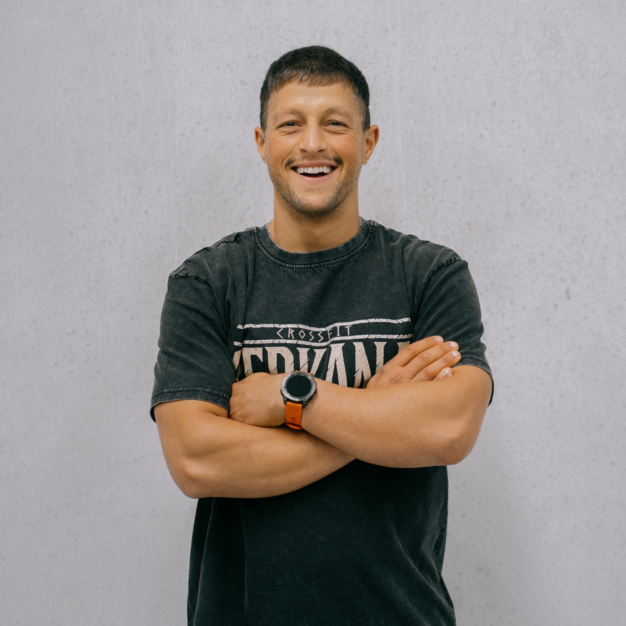 Andrés Ferro, coach de CrossFit Berkana especializado en entrenamiento funcional y técnicas de gimnasia para atletas.