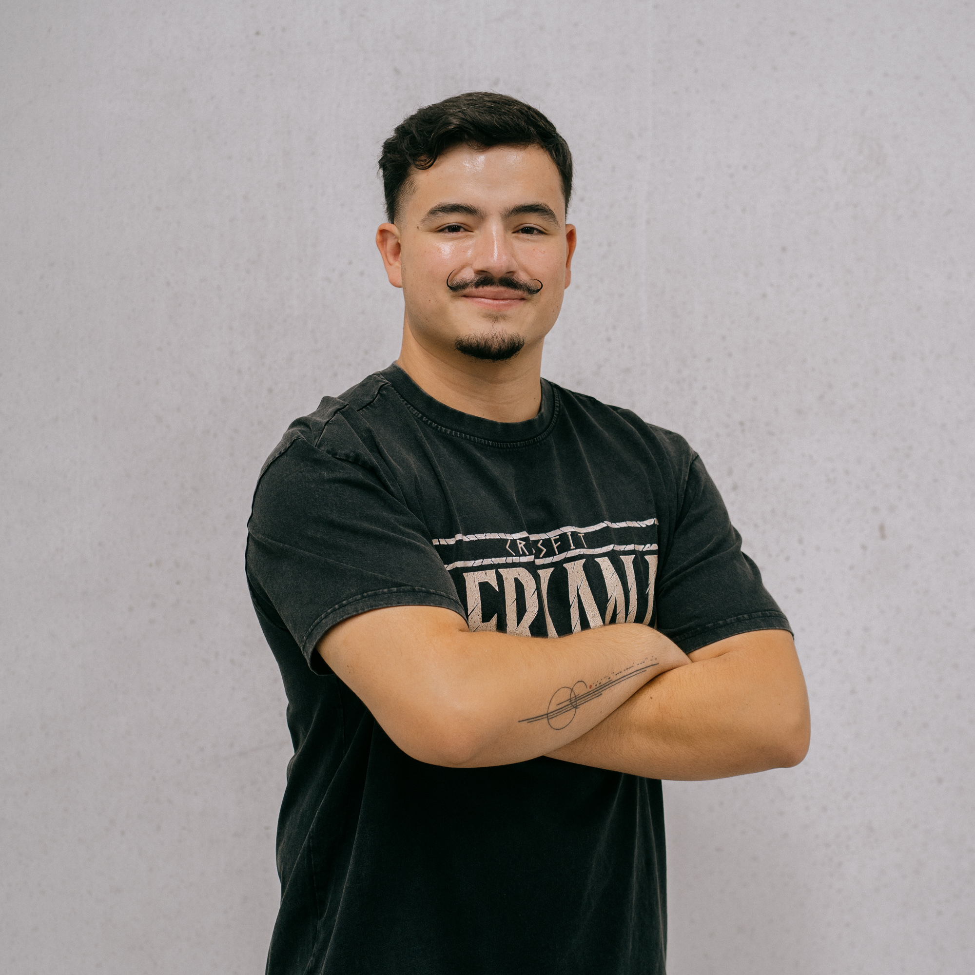 Andrés Carneiro, instructor en CrossFit Berkana, enfocado en el coaching de gimnasia y entrenamiento funcional de alta intensidad.